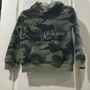 Abercrombie Kids camouflage pullover fleece hoodie moose logo front Size 7/8